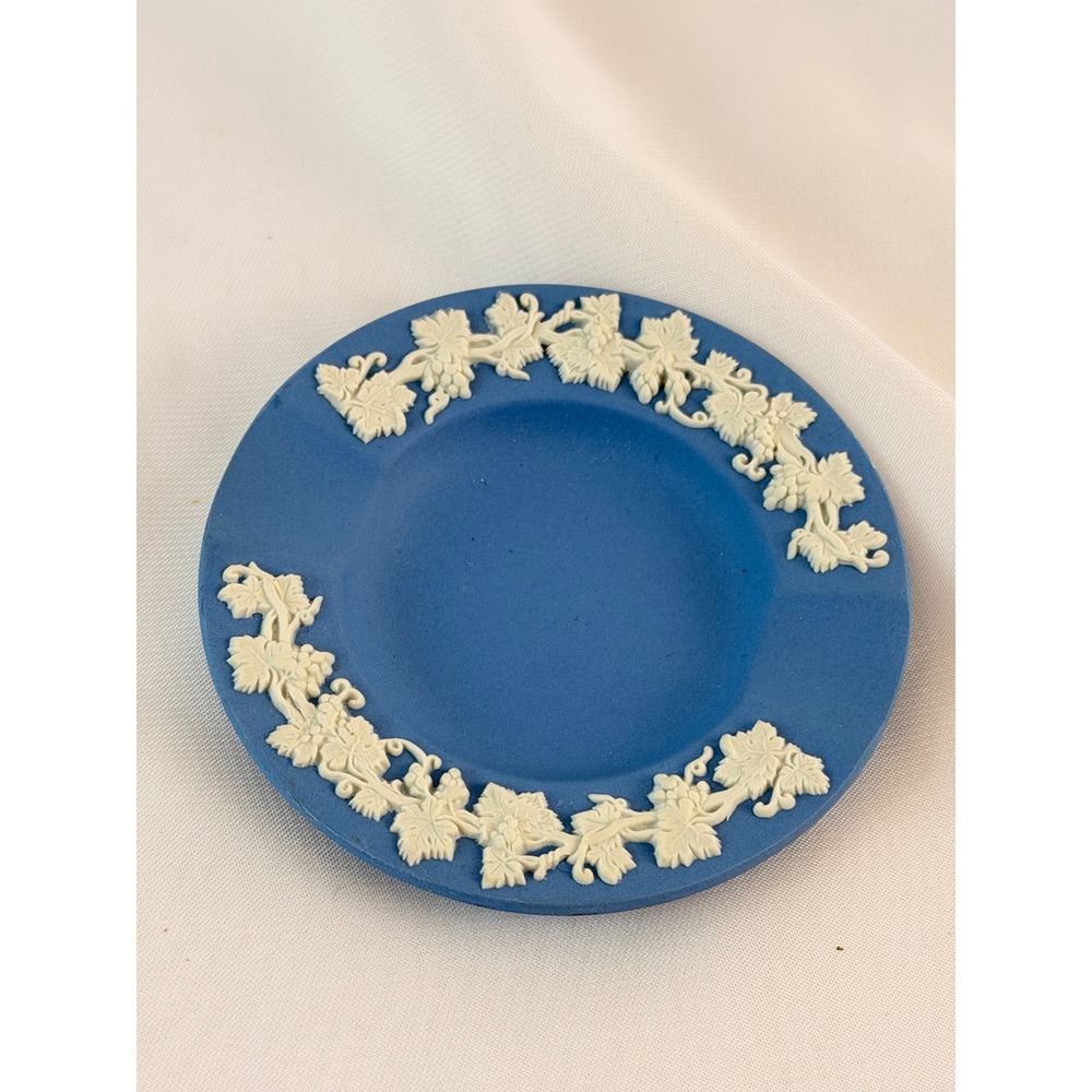 Wedgwood Blue Jasperware Grapevine Small Round Dish Made in England 59 4.5"